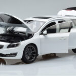 Volvo V60 D3 Crystal Biely FAW 1:18 - image 2 of 7