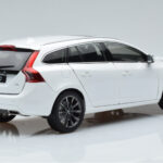 Volvo V60 D3 Crystal Biely FAW 1:18 - image 3 of 7
