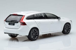 Volvo V60 D3 Crystal Biely FAW 1:18 9430840 Kov – obrázok 3 z 7