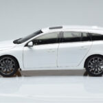 Volvo V60 D3 Crystal Biely FAW 1:18 - image 4 of 7