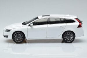 Volvo V60 D3 Crystal Biely FAW 1:18 9430840 Kov – obrázok 4 z 7
