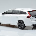 Volvo V60 D3 Crystal Biely FAW 1:18 - image 6 of 7