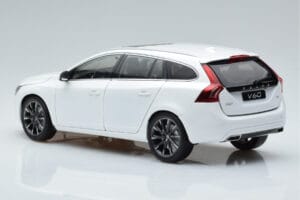 Volvo V60 D3 Crystal Biely FAW 1:18 9430840 Kov – obrázok 6 z 7