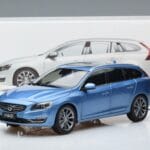 Volvo V60 D3 Power Modrý FAW 1:18 9430839 Kov - image 7 of 7