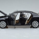 Volkswagen Phaeton V6 Mazeppa Šedý Kyosho 1:18 - image 4 of 9