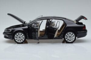 Volkswagen Phaeton V6 Mazeppa Šedý Kyosho 1:18 08831MBK Kov – obrázok 4 z 9