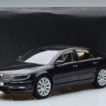 Volkswagen Phaeton V6 Mazeppa Šedý Kyosho 1:18 - image 9 of 9