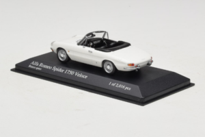 Alfa Romeo 1750 Spider Veloce Biely Minichamps 1:43 400120530 Kov – obrázok 3 z 4