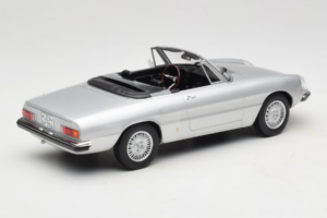 Alfa Romeo 2000 Spider Strieborný Norev 1:18 187884 Kov – obrázok 2 z 6