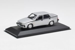 Alfa Romeo 75 3.0 V6 Strieborný Minichamps 1:43 400120461 Kov – obrázok 2 z 4