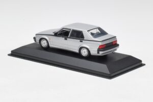 Alfa Romeo 75 3.0 V6 Strieborný Minichamps 1:43 400120461 Kov – obrázok 3 z 4