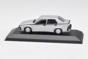 Alfa Romeo 75 3.0 V6 Strieborný Minichamps 1:43 400120461 Kov