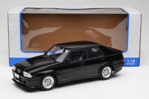 Alfa Romeo 75 Turbo Evoluzione Čierny MCG 1:18 MCG18429 Kov – obrázok 6 z 6