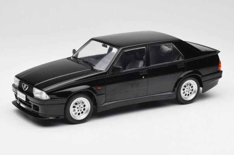 Alfa Romeo 75 Turbo Evoluzione Čierny MCG 1:18 MCG18429 Kov