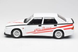 Alfa Romeo 75 Turbo Evoluzione Biely MCG 1:18 MCG18430 Kov – obrázok 3 z 6