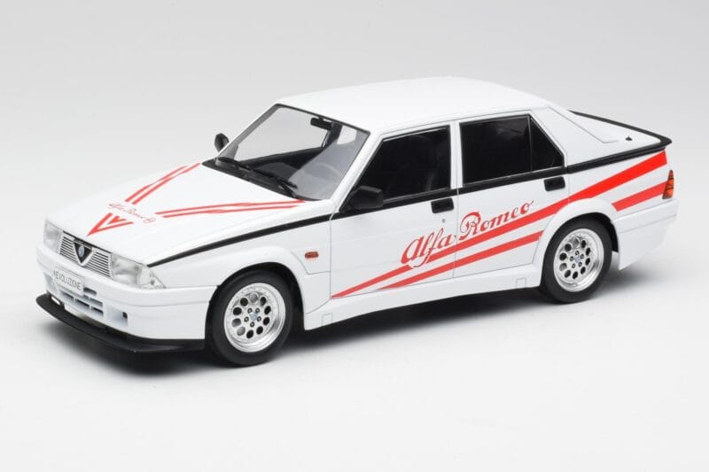 Alfa Romeo 75 Turbo Evoluzione Biely MCG 1:18 MCG18430 Kov