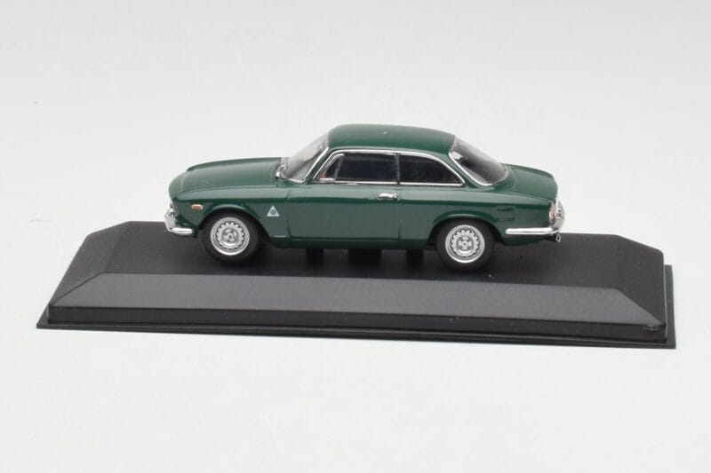 Alfa Romeo Giulia GTA 1300 Junior Zelený Minichamps 1:43 ALFA010 Kov