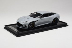 Aston Martin DB12 Nardo Gray MotorHelix 1:18 MH027NG Živica – obrázok 2 z 7