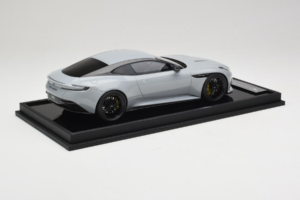 Aston Martin DB12 Nardo Gray MotorHelix 1:18 MH027NG Živica – obrázok 3 z 7