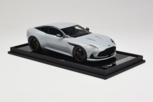 Aston Martin DB12 Nardo Gray MotorHelix 1:18 MH027NG Živica – obrázok 4 z 7