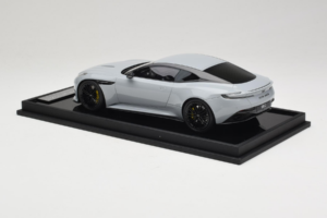 Aston Martin DB12 Nardo Gray MotorHelix 1:18 MH027NG Živica – obrázok 5 z 7