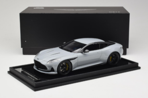 Aston Martin DB12 Nardo Gray MotorHelix 1:18 MH027NG Živica – obrázok 7 z 7