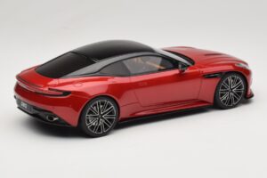 Aston Martin DB12 Hyper Red GT Spirit 1:18 GT936 Živica – obrázok 2 z 6