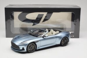 Aston Martin DB12 Volante Caribbean Blue Pearl GT Spirit 1:18 GT479 Živica – obrázok 6 z 6
