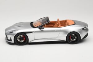 Aston Martin DB12 Volante Strieborný GT Spirit 1:18 GT945 Živica – obrázok 3 z 6
