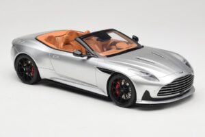 Aston Martin DB12 Volante Strieborný GT Spirit 1:18 GT945 Živica – obrázok 4 z 6