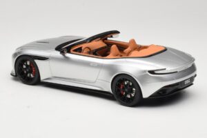Aston Martin DB12 Volante Strieborný GT Spirit 1:18 GT945 Živica – obrázok 5 z 6