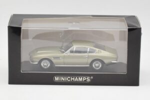 Aston Martin DBS Striebristo Zelený Metalíza Minichamps 1:43 400137600 Kov – obrázok 4 z 4
