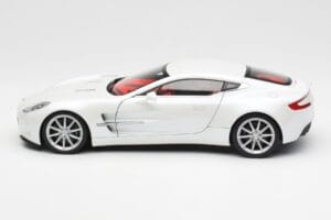 Aston Martin One-77 Morning Frost Biely AUTOart 1:18 70244 Kov – obrázok 4 z 8