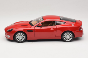 Aston Martin V12 Vanquish Červený Bburago 1:18 33334063 Kov – obrázok 4 z 8