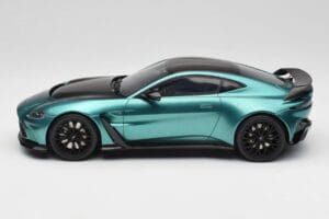 Aston Martin V12 Vantage Racing Green GT Spirit 1:18 GT922 Živica – obrázok 3 z 6