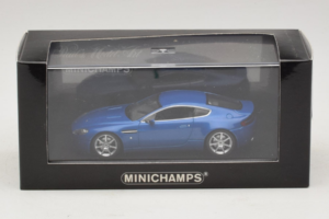 Aston Martin V8 Vantage Blue Metallic Minichamps 1:43 400137422 Kov – obrázok 4 z 4