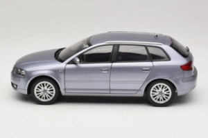Audi A3 8P Sportback Light Blue Metallic Kyosho 1:18 5010403025 Kov – obrázok 4 z 8
