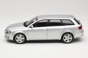 Audi A4 B7 3.2 Quattro Avant Strieborný Minichamps 1:18 5010404215 Kov – obrázok 4 z 8