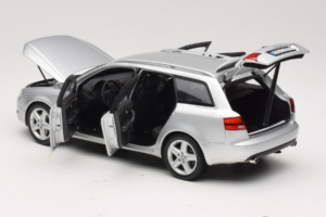 Audi A4 B7 3.2 Quattro Avant Strieborný Minichamps 1:18 5010404215 Kov – obrázok 5 z 8