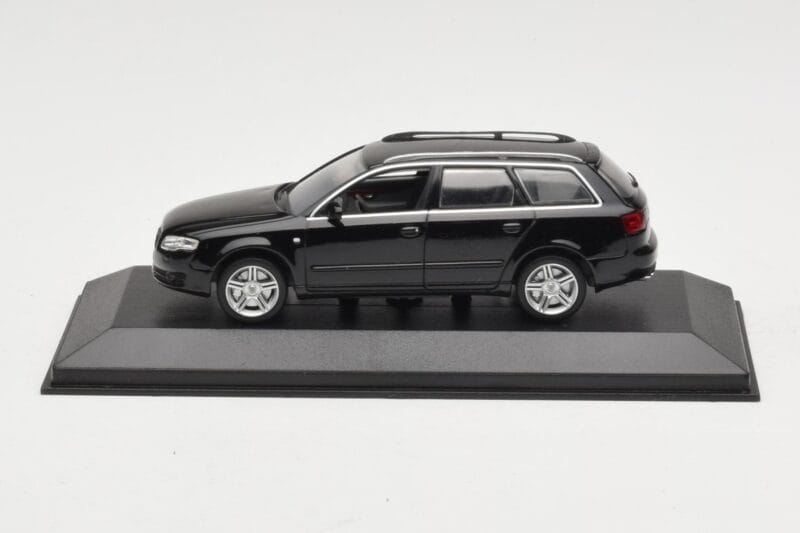 Audi A4 B7 Avant Čierny Minichamps 1:43 AUDI008 Kov