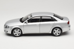 Audi A4 B7 Strieborný Minichamps 1:18 100014402 Kov – obrázok 4 z 8