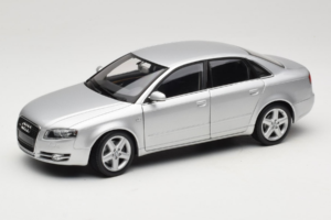 Audi A4 B7 Strieborný Minichamps 1:18 100014402 Kov