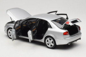 Audi A4 B7 Strieborný Minichamps 1:18 100014402 Kov – obrázok 5 z 8