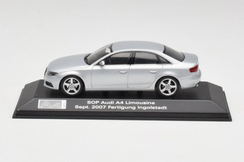 Audi A4 B8 3.2 Quattro Ice Strieborný Minichamps 1:43 5010704113 Kov