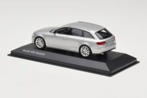 Audi A4 B8 Avant Ice Silver Minichamps 1:43 5011204213 Kov – obrázok 3 z 4