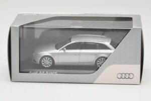 Audi A4 B8 Avant Ice Silver Minichamps 1:43 5011204213 Kov – obrázok 4 z 4