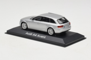 Audi A4 B8 Avant Ice Silver Minichamps 1:43 5011204213-R1 Kov – obrázok 3 z 4