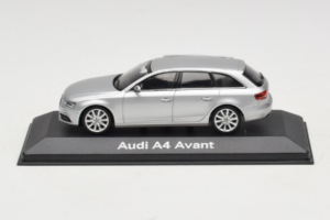 Audi A4 B8 Avant Ice Silver Minichamps 1:43 5011204213-R1 Kov