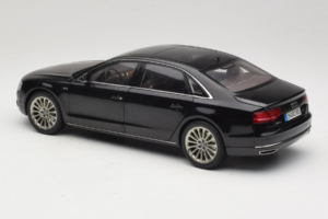 Audi A8L D3 W12 Phantom Black Kyosho 1:18 5011008125 Kov – obrázok 7 z 8