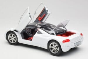 Audi Avus Quattro Alpine White Revell 1:18 08913 Kov – obrázok 5 z 8